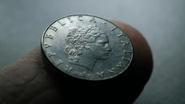 Primer plano de monedas muy antiguas — Vídeos de Stock