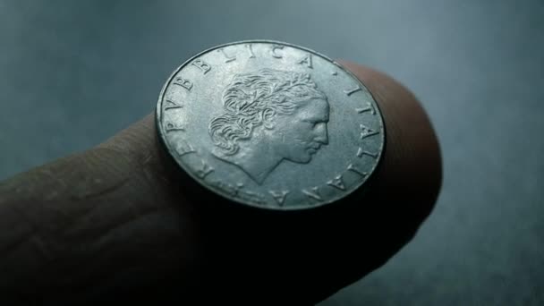 Fechar as moedas muito antigas — Vídeo de Stock