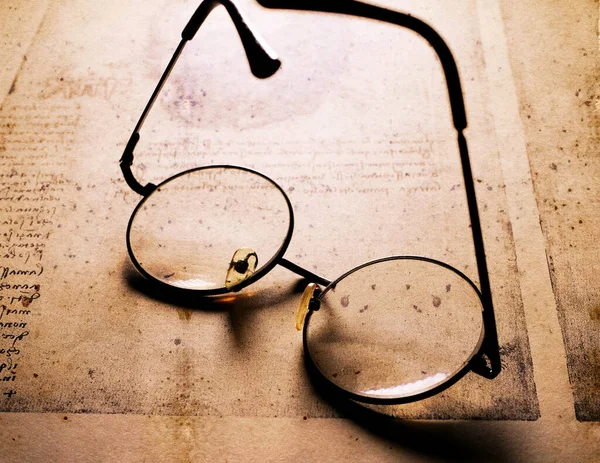 Eski Klasik Gözlüklerin Kapanışında Bir Kitap Arkaplanı — Stok fotoğraf