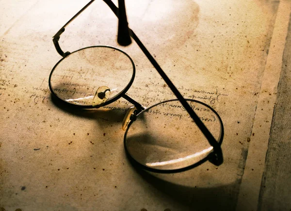 Närbild Gamla Klassiska Glasögon Bok Bakgrund — Stockfoto