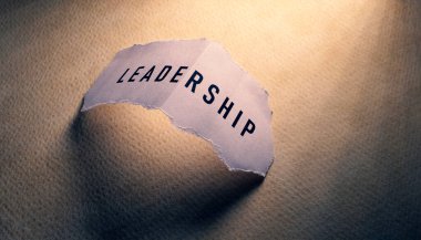 Liderlik etiketinin kağıt üzerinde kapatılması