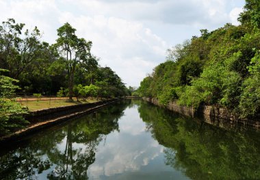 Sigirya Kayası Sri Lanka 'da eski bir kaledir. Sigiriya bir UNESCO Dünya Mirası Alanıdır. Burası Dambulla Sri Lanka 'da.