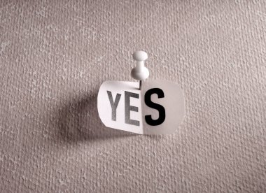 Kağıt üzerinde Evet etiketinin kapatılması