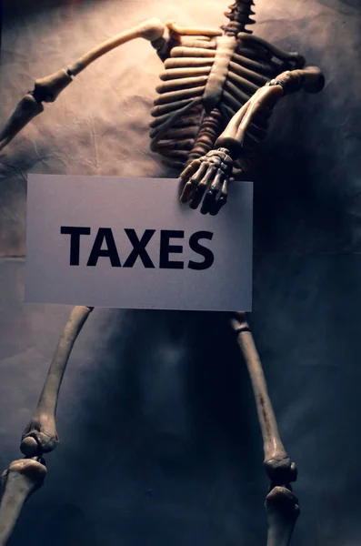 Ένας Ανθρώπινος Σκελετός Που Κατέχει Μια Ετικέτα Φορολογίας — Φωτογραφία Αρχείου