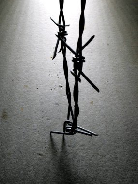 Dikenli telleri kapatın.