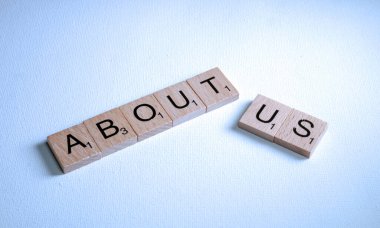 Hakkımızda etiket scrabble harflerden oluşan