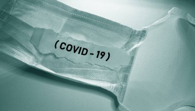 Koruyucu cerrahi yüz maskesini ccovid 19 metni ile kapat