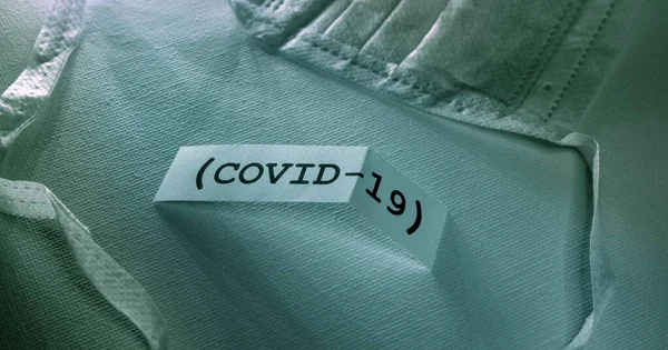 Närbild Skyddande Kirurgisk Ansiktsmask Med Ccovid Text — Stockfoto