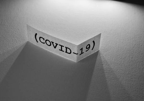 Närbild Covid Text Tagg Papper — Stockfoto