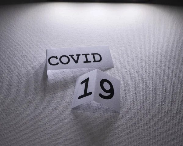 종이에 Covid 텍스트 태그를 닫습니다 — 스톡 사진