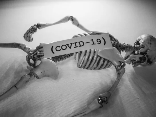 Modelo Esqueleto Humano Com Texto Covid — Fotografia de Stock