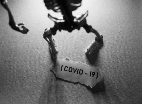 Μοντέλο Ανθρώπινου Σκελετού Κείμενο Covid — Φωτογραφία Αρχείου