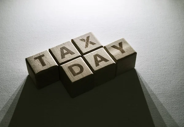Palabra Del Día Los Impuestos Escrita Bloques Madera —  Fotos de Stock