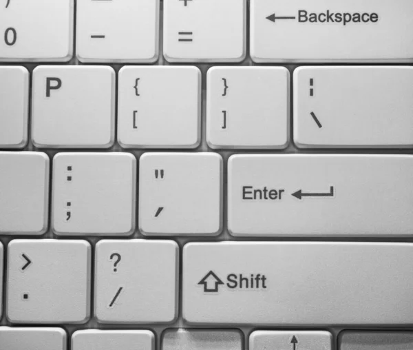 关闭一台现代笔记本电脑的键盘 — 图库照片