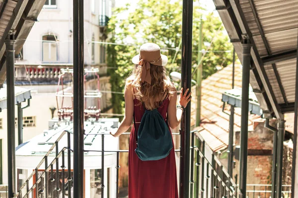 İnsanlar Lizbon - şehir sokaklarında tur seyahat