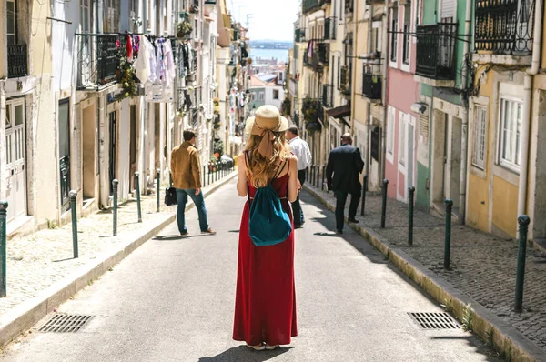 Άνθρωποι στη Λισαβόνα - ταξιδιώτη σε περιοδεία στους δρόμους της πόλης — Φωτογραφία Αρχείου