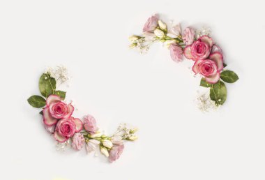 Yeşil desenli çiçeklerden yapılmış çerçeve ve izole edilmiş beyaz arka planlı temiz kopya alanı. Üst görünüm