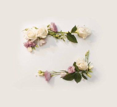 Yeşil desenli çiçeklerden yapılmış çerçeve ve izole edilmiş beyaz arka planlı temiz kopya alanı. Üst görünüm