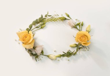 Yeşil desenli çiçeklerden yapılmış çerçeve ve izole edilmiş beyaz arka planlı temiz kopya alanı. Üst görünüm