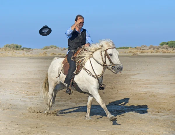 Koń mężczyzna na plaży — Zdjęcie stockowe