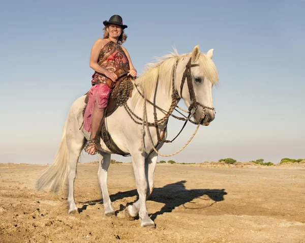 Mujer caballo en la playa —  Fotos de Stock