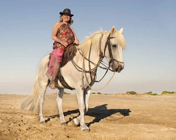 Sahilde at kadınla — Stok fotoğraf