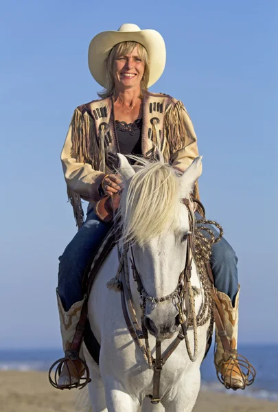 Cowgirl sur cheval camargue — Photo