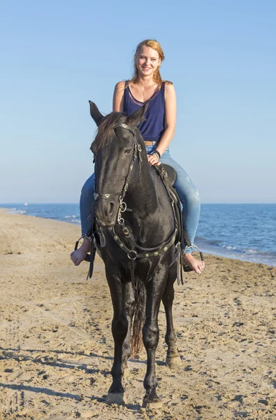 Ridande flicka på stranden — Stockfoto