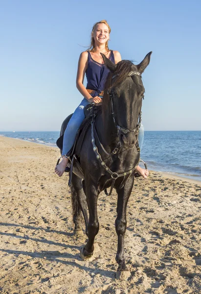 Equitazione ragazza sulla spiaggia — Foto Stock