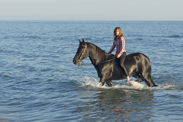 Pferd Frau im Meer — Stockfoto