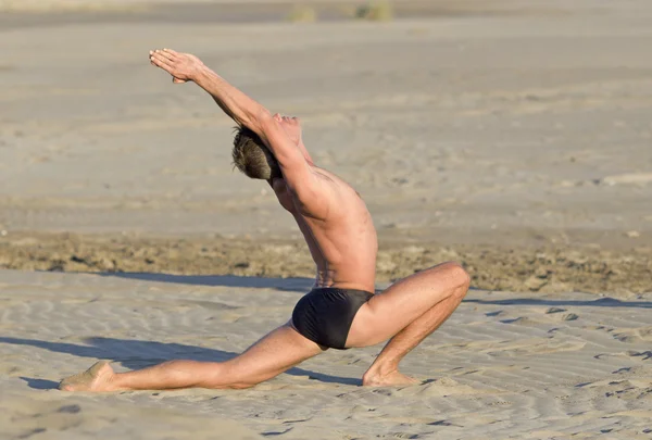 Yogi på stranden — Stockfoto