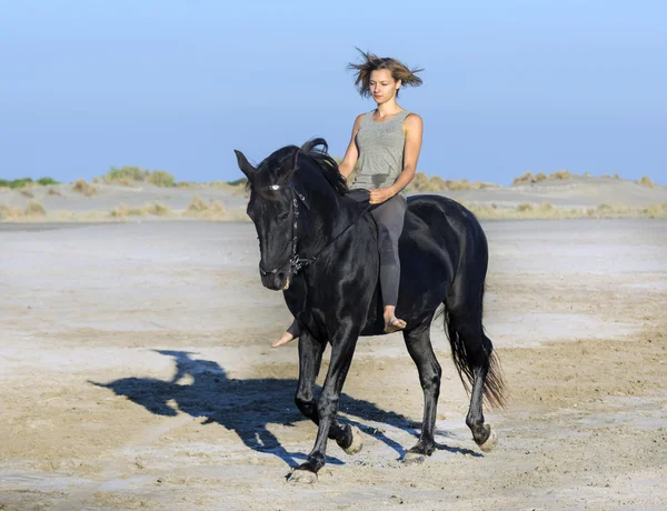 해변에 horsewoman — 스톡 사진
