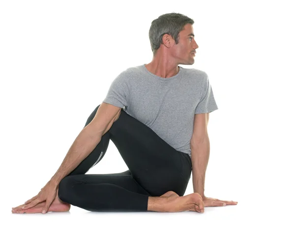 Hombre de yoga en estudio —  Fotos de Stock