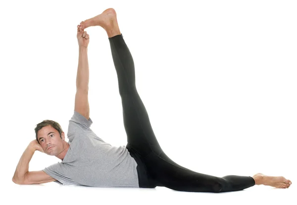 Yoga mannen i studio — Stockfoto