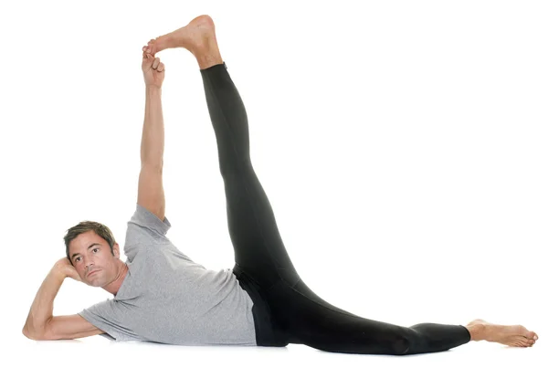 Yoga-Mann im Studio — Stockfoto