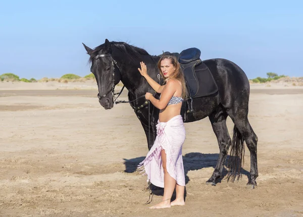 Mujer caballo en la playa — Foto de Stock