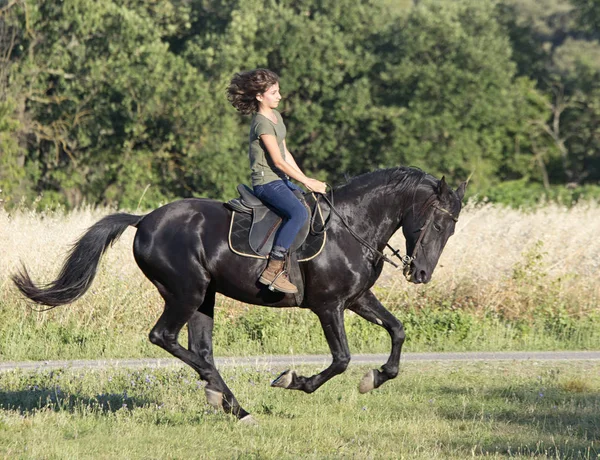 Jeune fille d'équitation — Photo