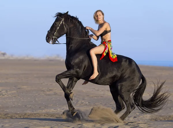 Jezdkyně na pláži — Stock fotografie