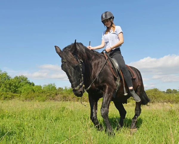 年轻骑马的女孩 — 图库照片