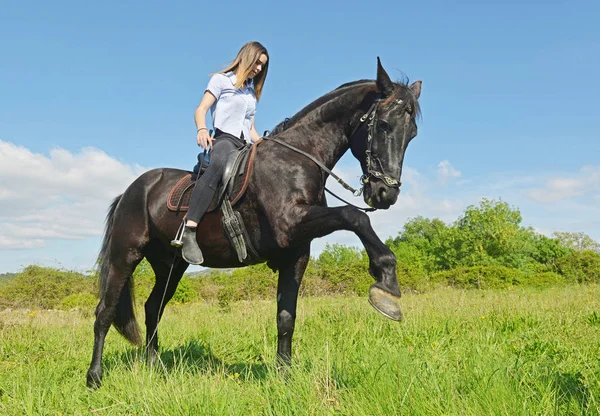 Giovane ragazza equitazione — Foto Stock