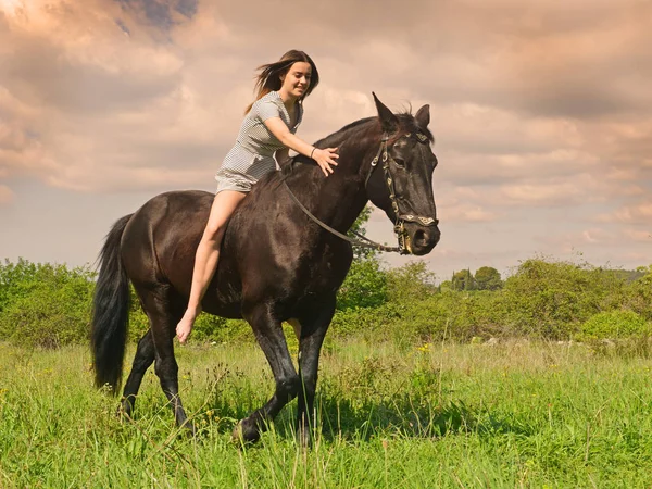 Giovane ragazza equitazione — Foto Stock