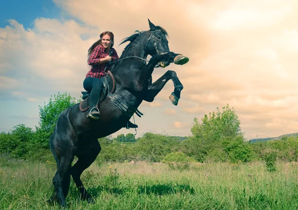Menina equitação jovem — Fotografia de Stock