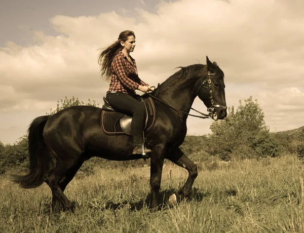 Giovane ragazza equitazione — Foto Stock