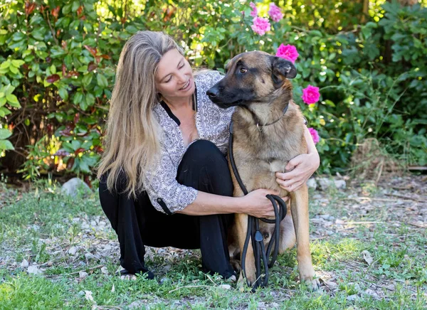 Frau und Malinois — Stockfoto