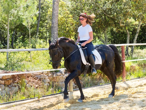 Treinamento de equitação menina — Fotografia de Stock