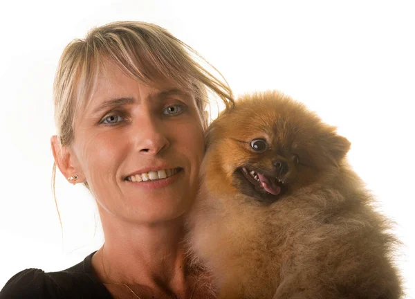 Pomeranian cão e mulher — Fotografia de Stock