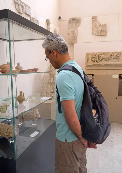 Man met hond in museum — Stockfoto