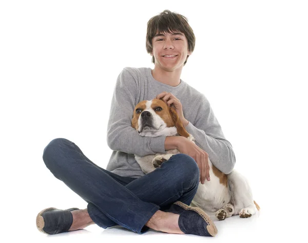 Beagle und Teenager — Stockfoto