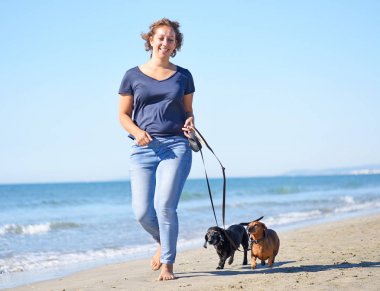 köpek ve kadın sahilde