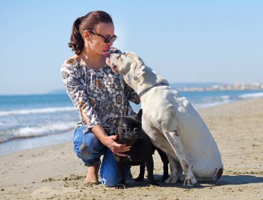 kadın ve köpek sahilde